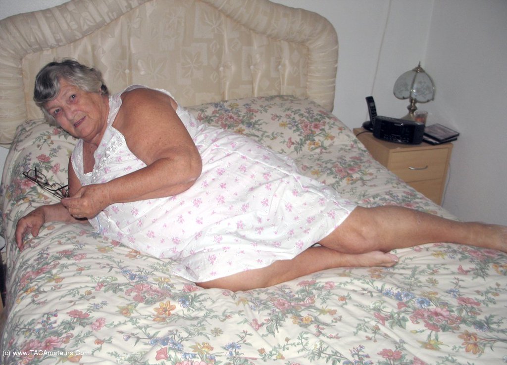 Озабоченная бабушка в постели засветила интимные места