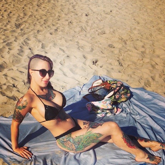Татуированная Долли Дарко сняла решетчатый топ и показала дойки