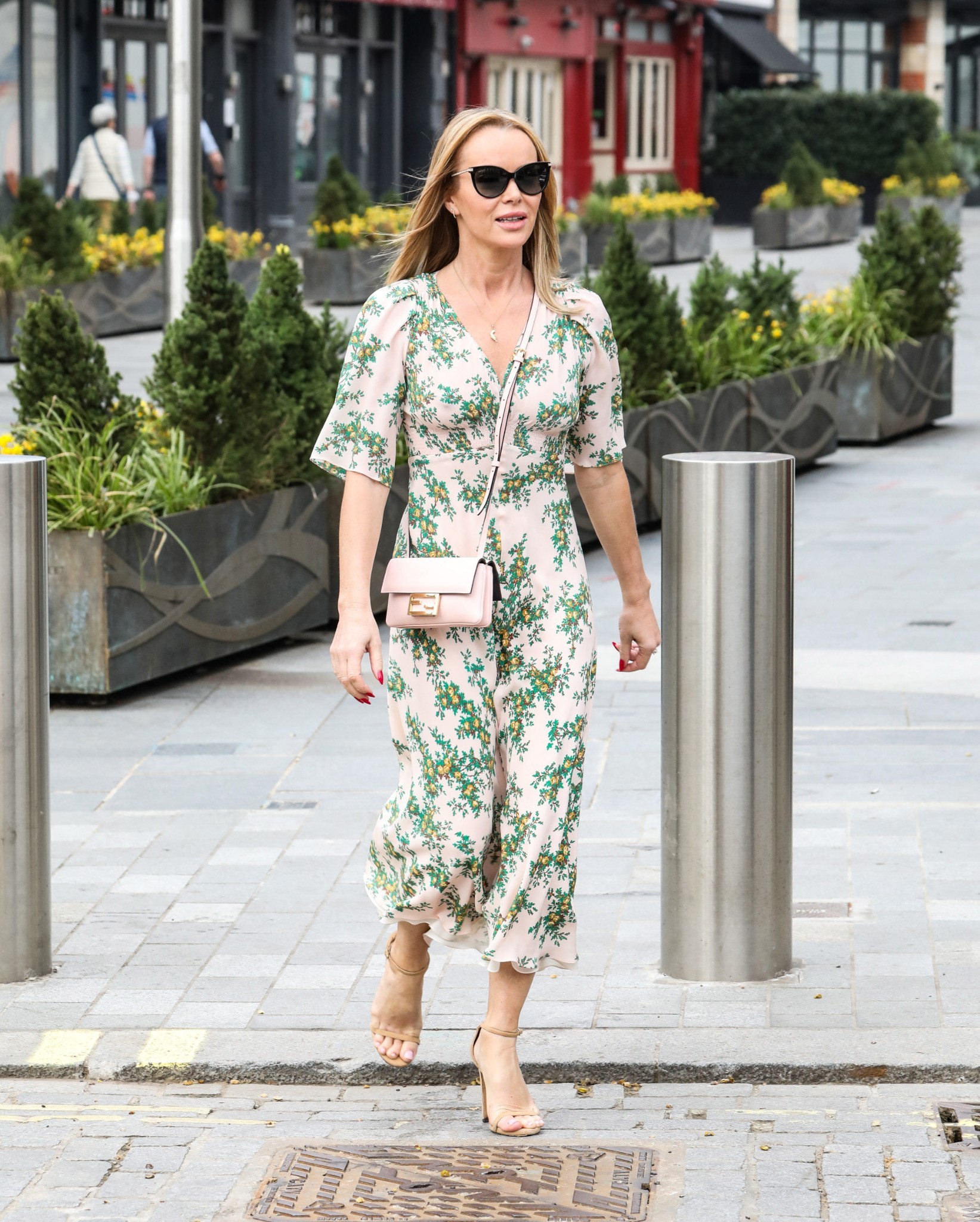 Amanda Holden Feet (17 photos) - feet.wiki