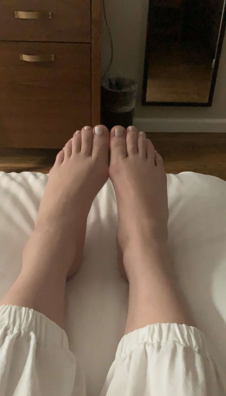 Daisy Stone Feet