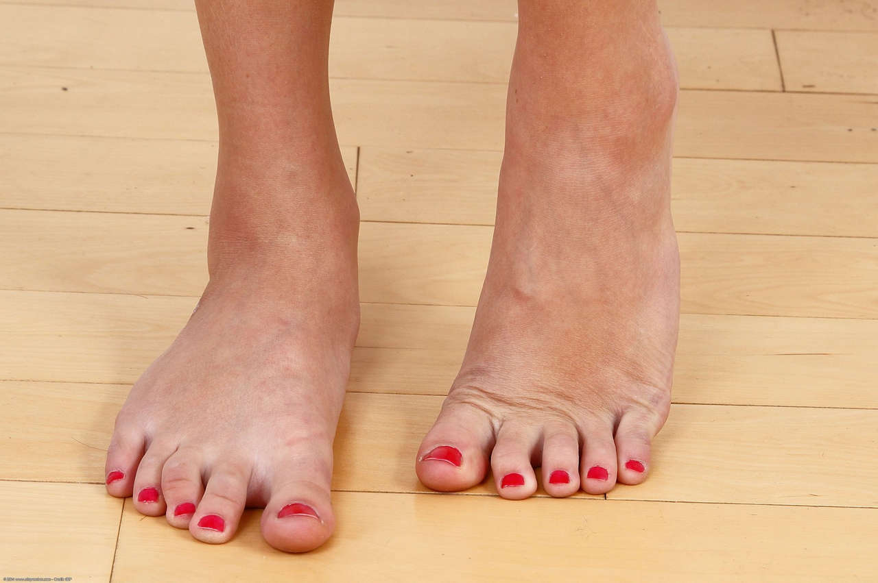 Daisy Summers Feet