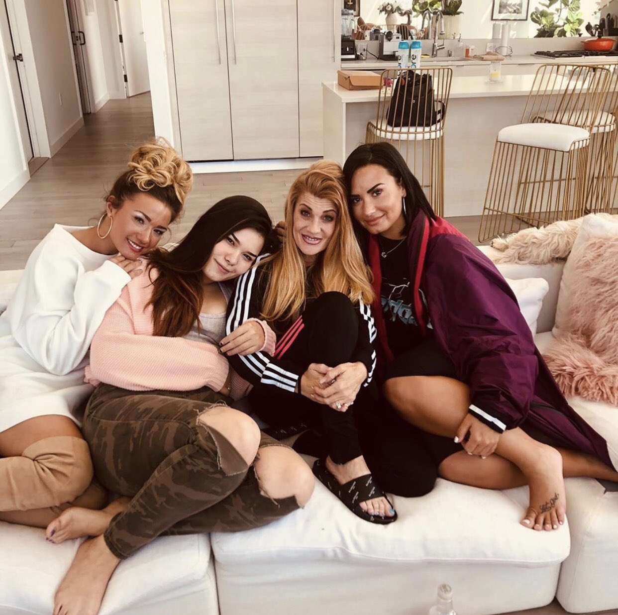 Demi Lovato With Her Mom And Sisters Fee