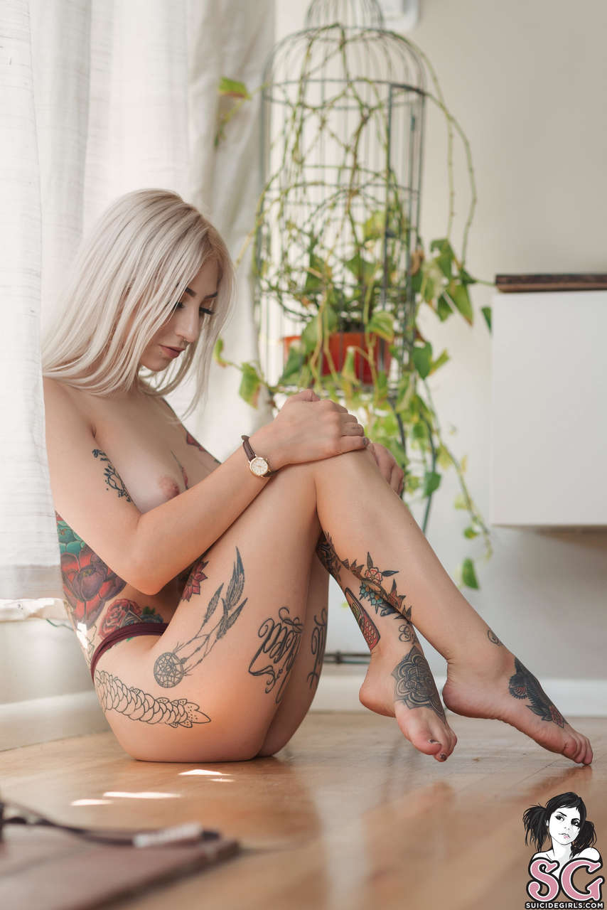 Ivory Suicide Feet