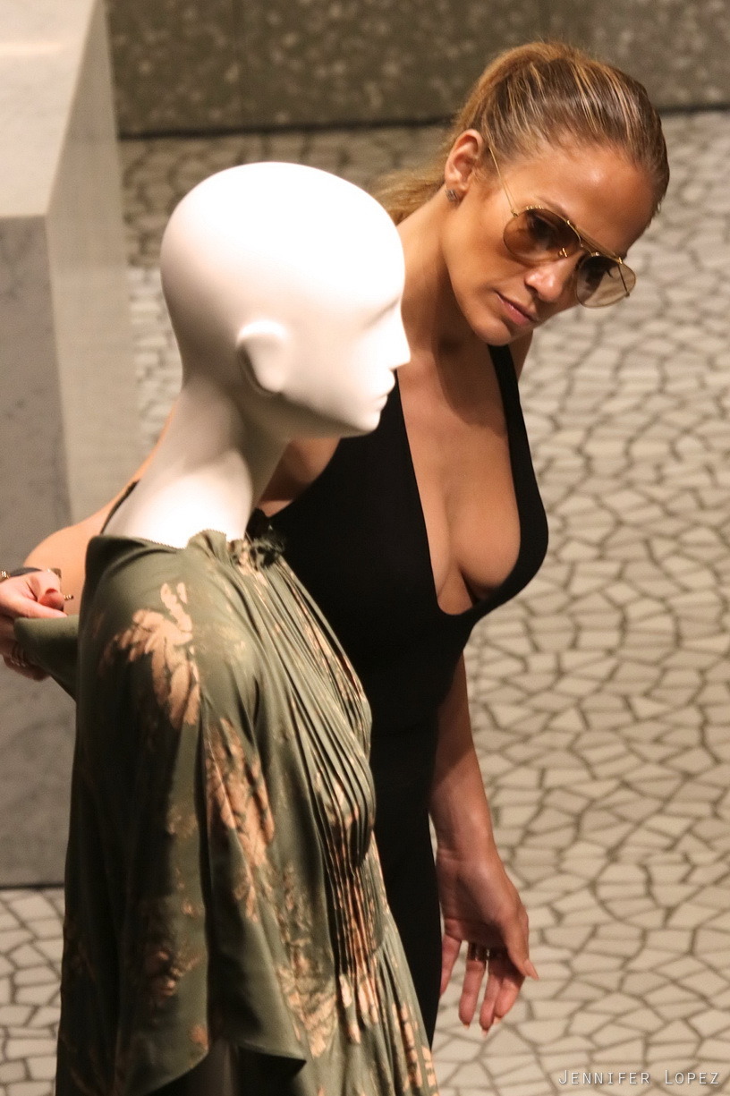 Jennifer Lopez Cleavage Boobs Feet