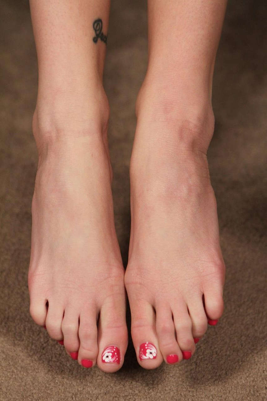Kaylee Hilton Feet