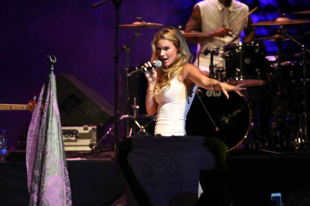 Lovely Jossstone In Concert Gorgeous Girl And Feet