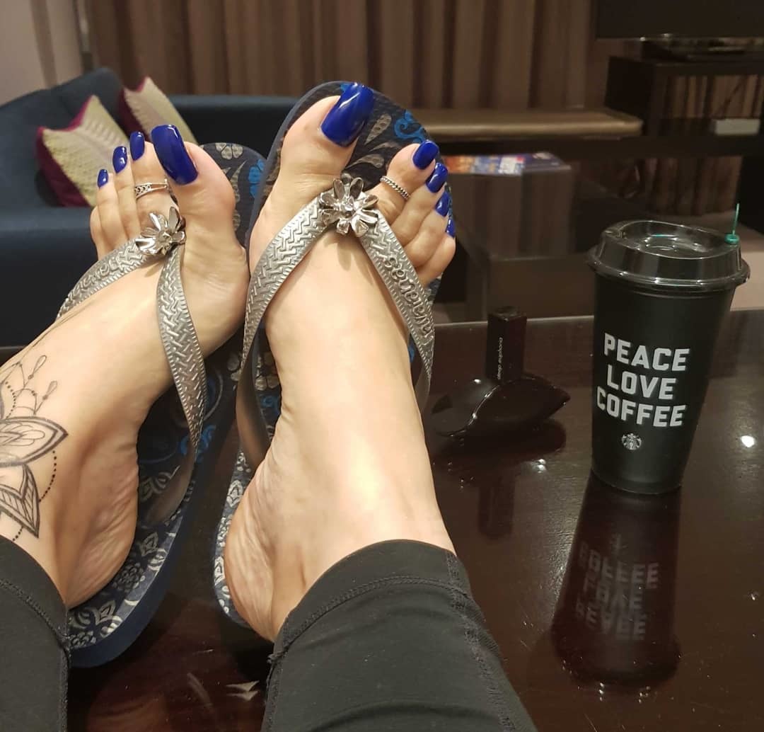 Mistress Cindy Ray Feet