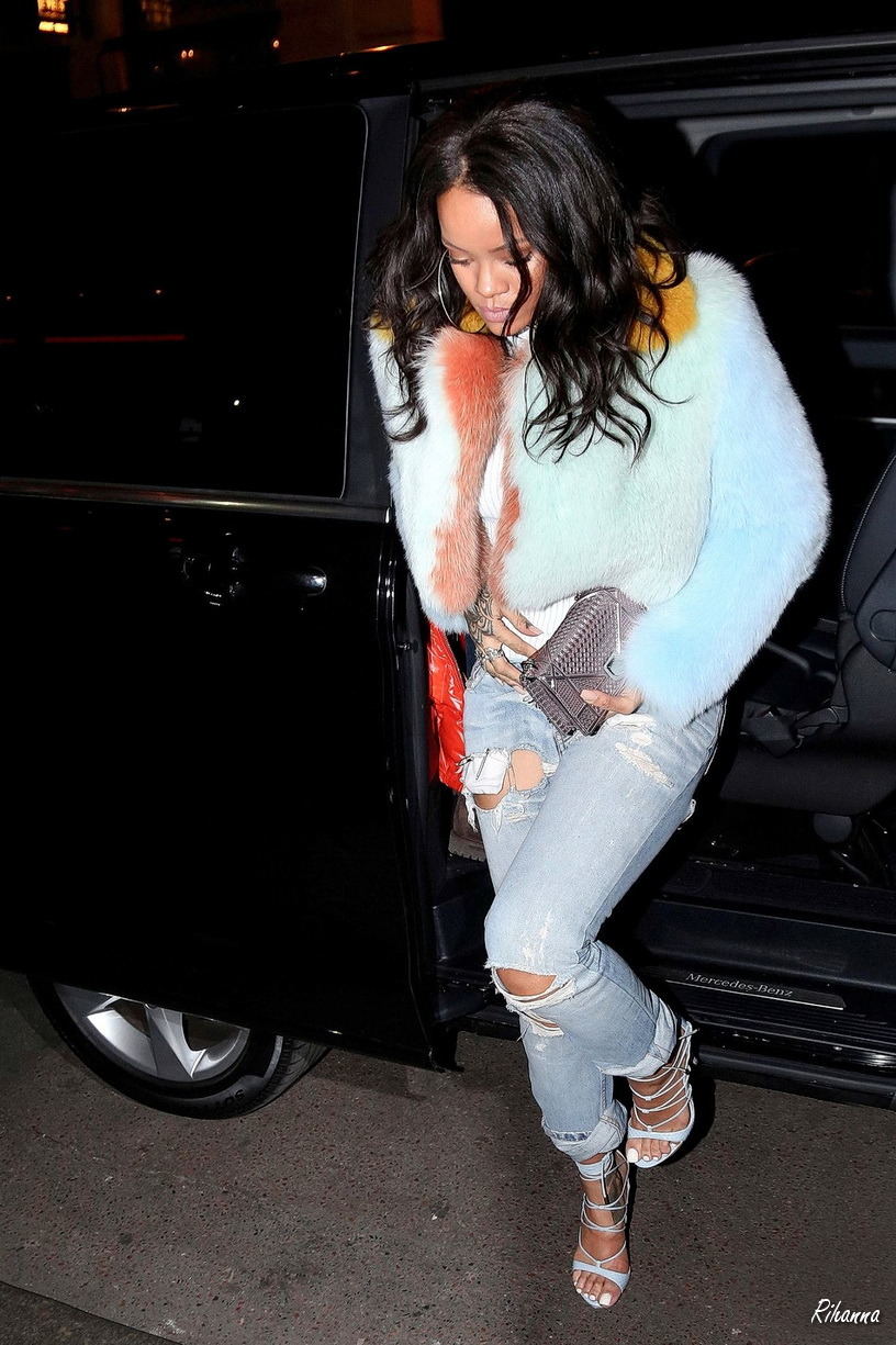 Rihanna Out And About Sexy Feet Toes