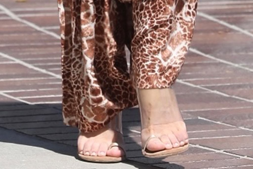 Sofia Vergara Wearing Toe Sandals For Americas Feet