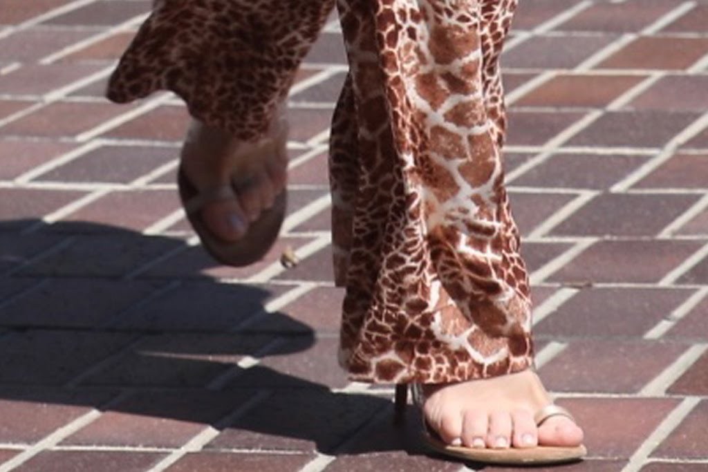 Sofia Vergara Wearing Toe Sandals For Americas Feet