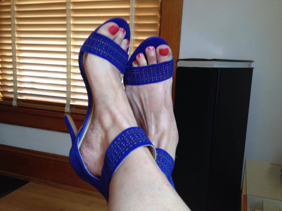 Erin Kiernan Feet (28 photos) - feet.wiki