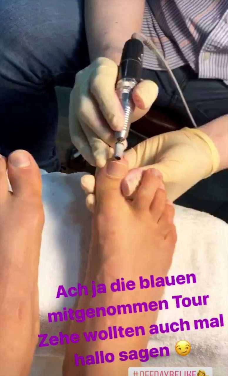 Evelyn Burdecki Feet
