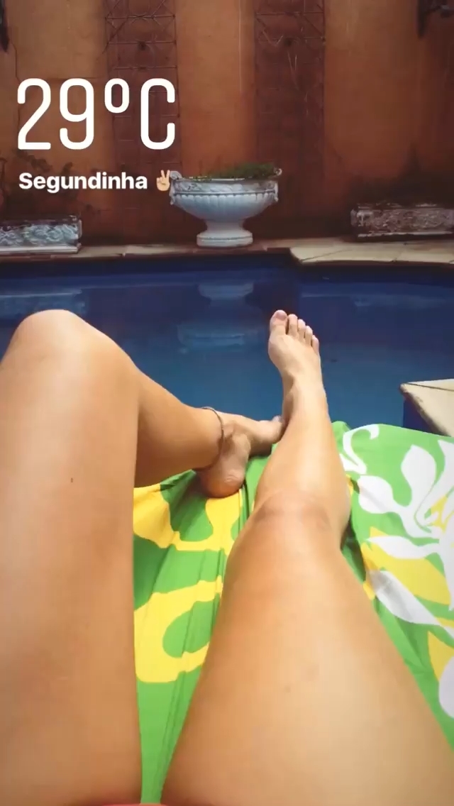 Ana Julia Ribeiro Feet