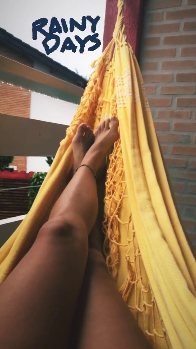 Ana Julia Ribeiro Feet