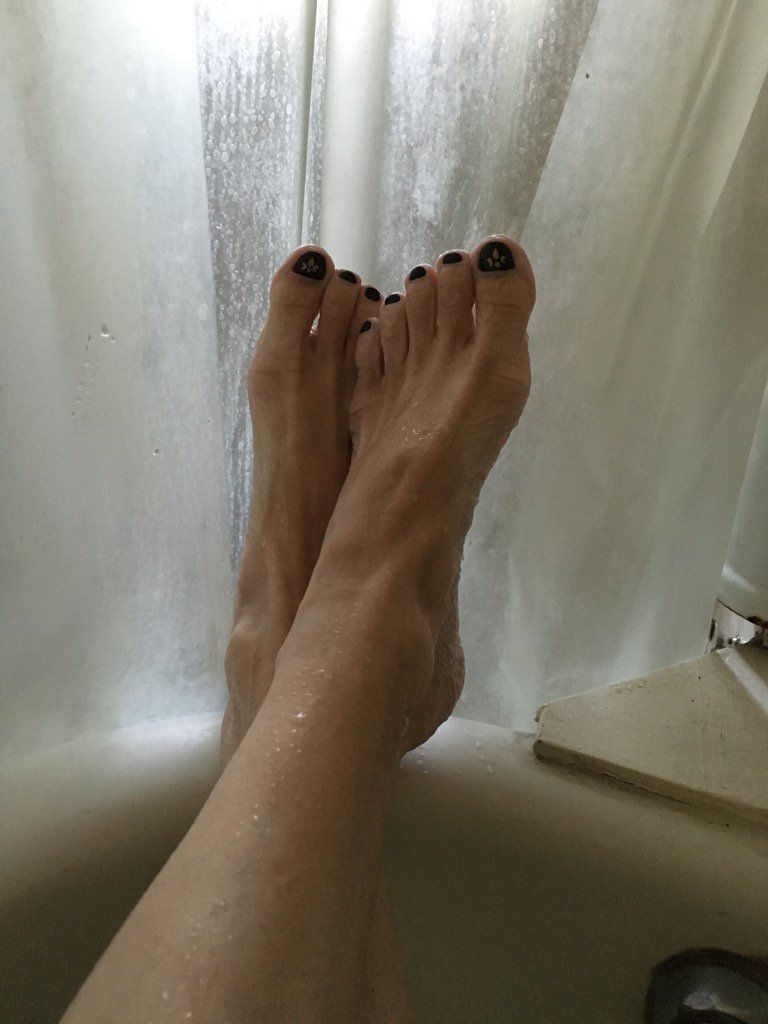 Feet leaks. Laura Cayouette.