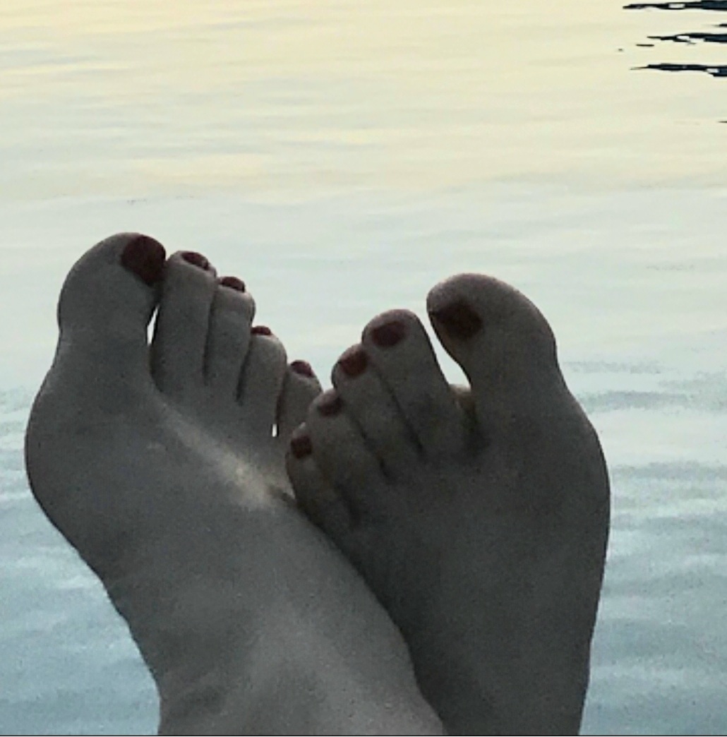Allison Tolman Feet