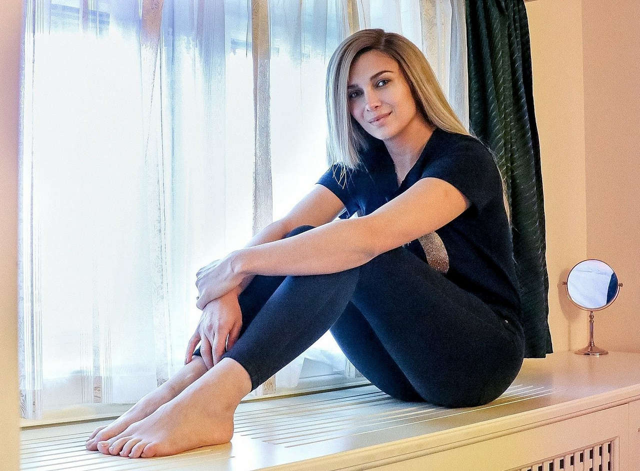 Laura Petrescu Feet