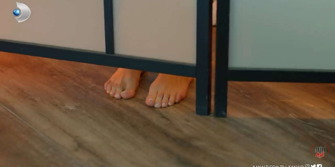 Burcu Oezberk Feet