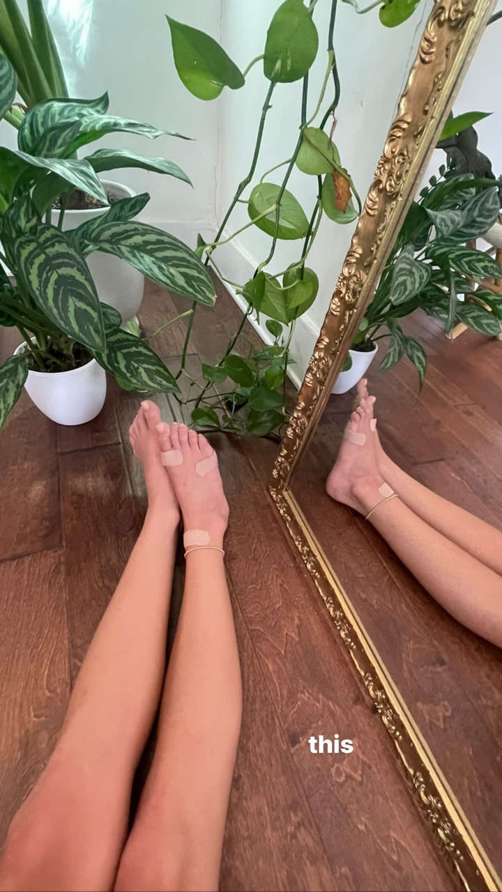 Chloe Bennet Feet