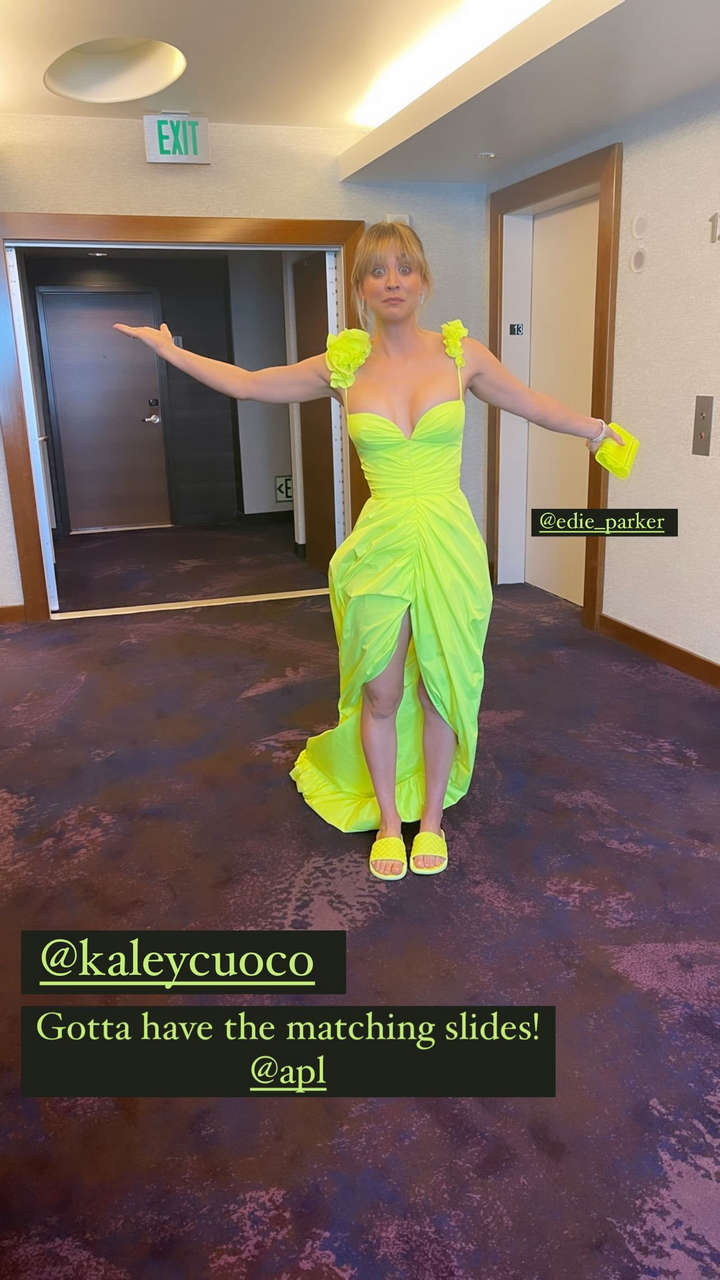Kaley Cuoco Feet