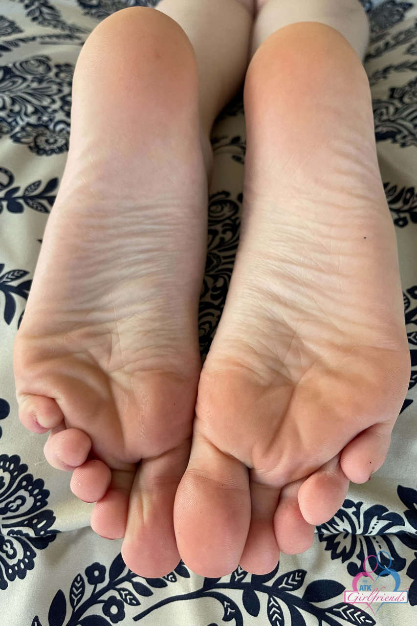 Meloni Moon Feet