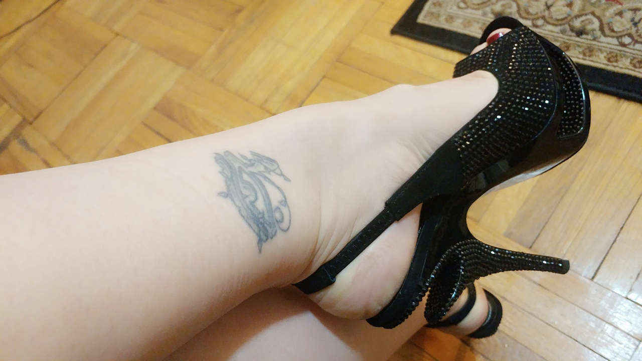 Mistress Vivian Feet