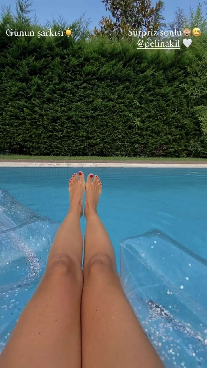 Corina Randazzo's Feet << wikiFeet