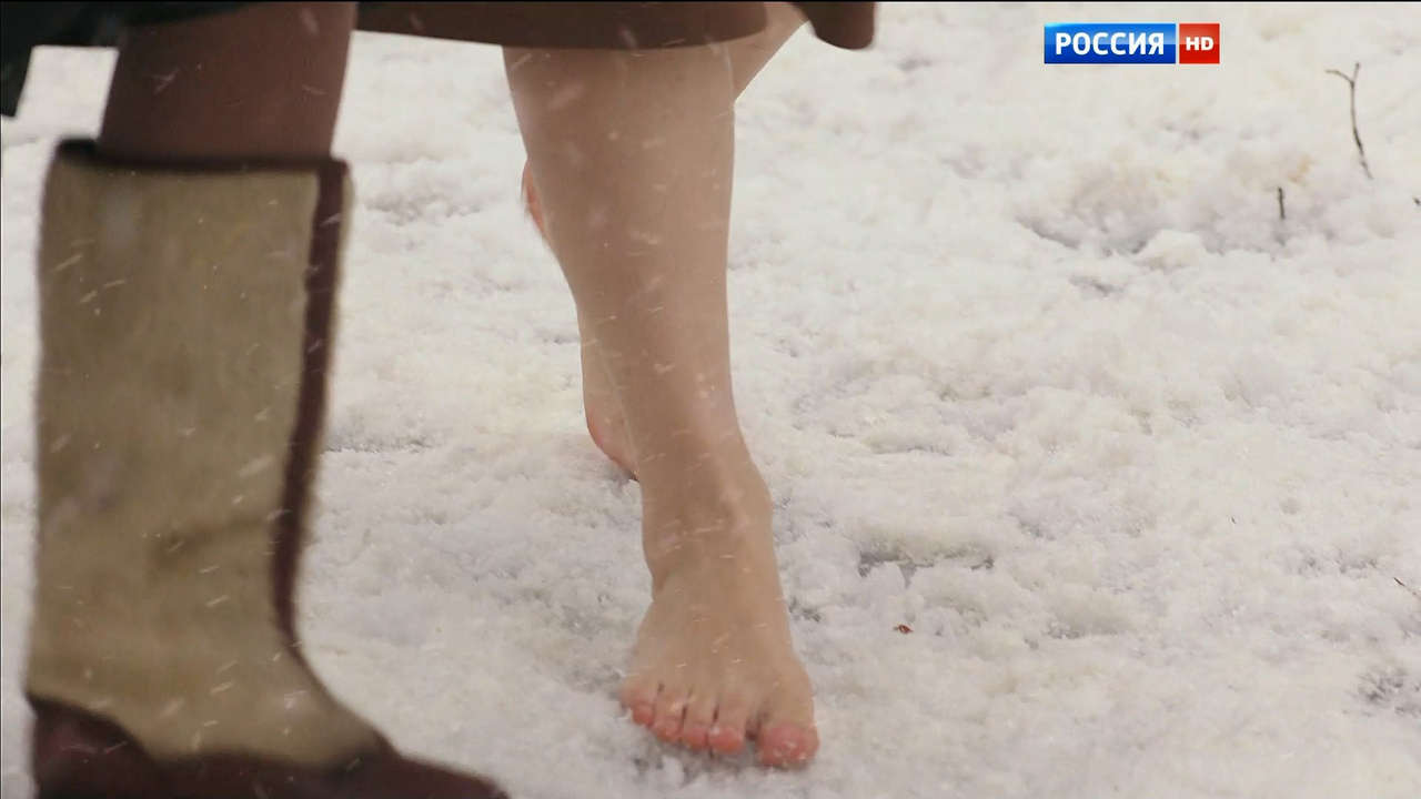 Юлия Пересильд босиком по снегу