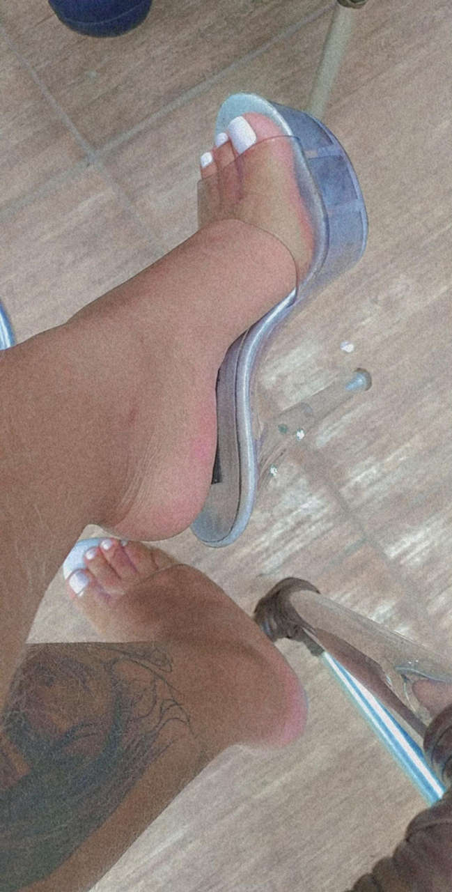 Amanda Souza Feet