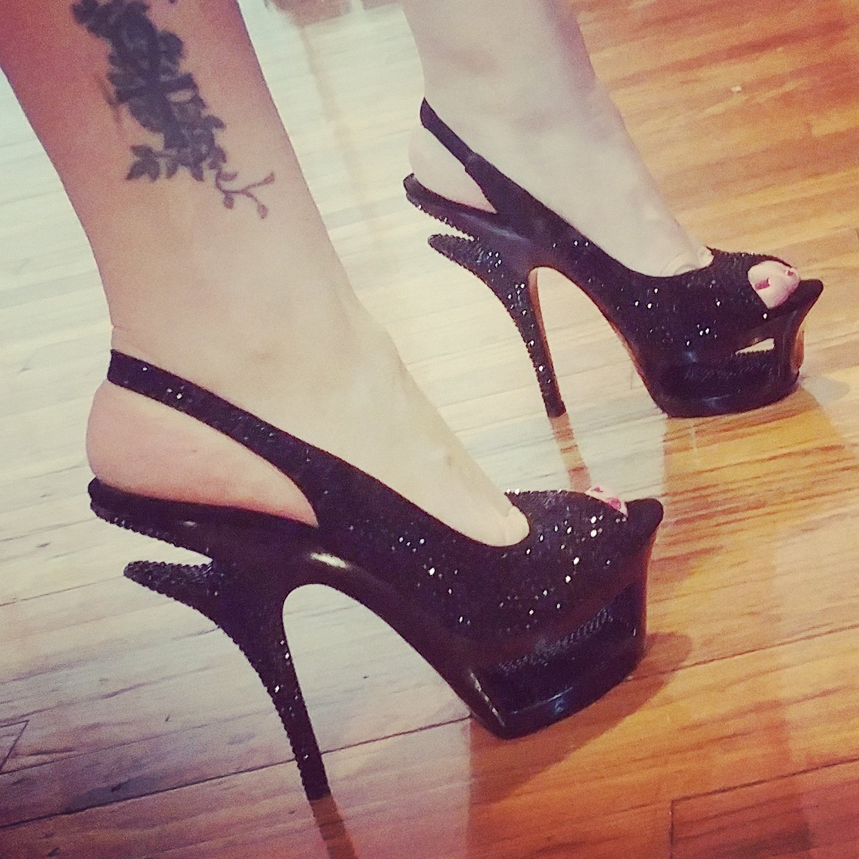 Mistress Vivian Feet