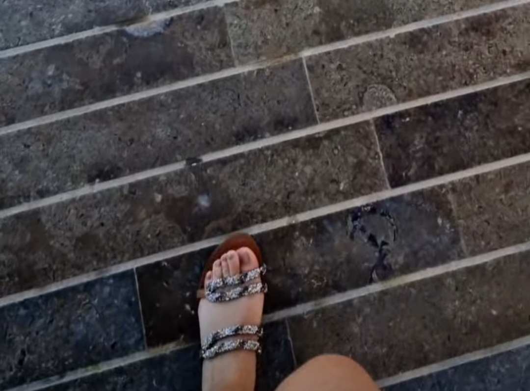 Klara Castanho Feet