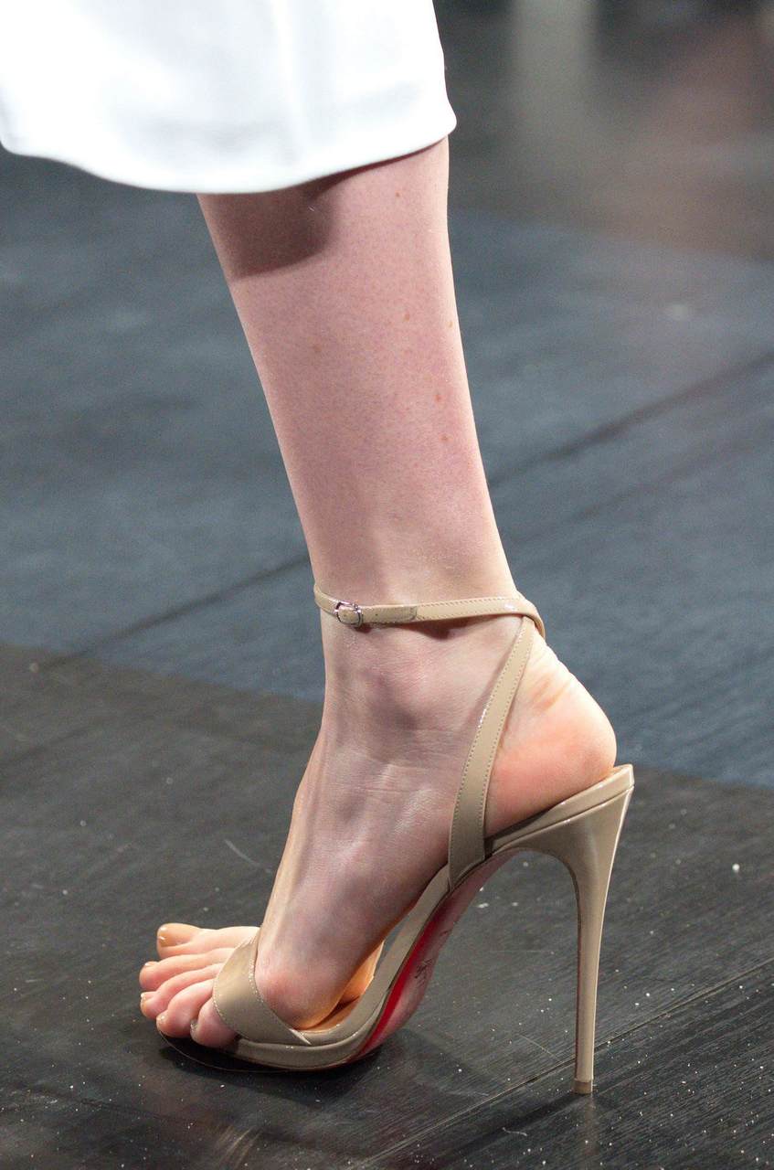 Manon Leloup Feet