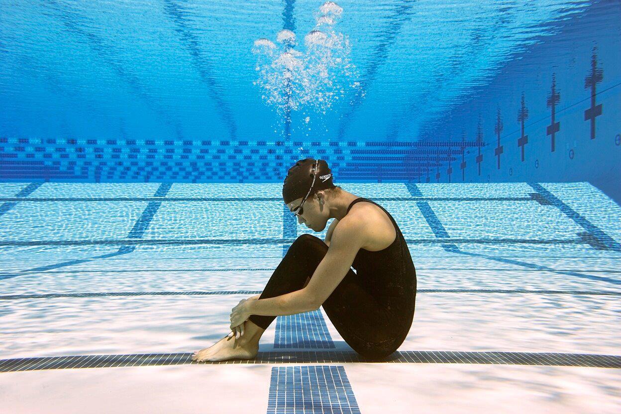 Pool moments. Натали Кафлин плавание. Натали Коглин feet. Спортивный бассейн. Олимпийский плавательный бассейн.