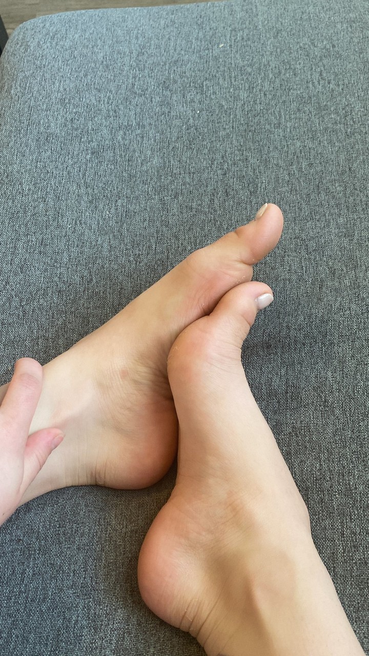Alexa Kiss Feet